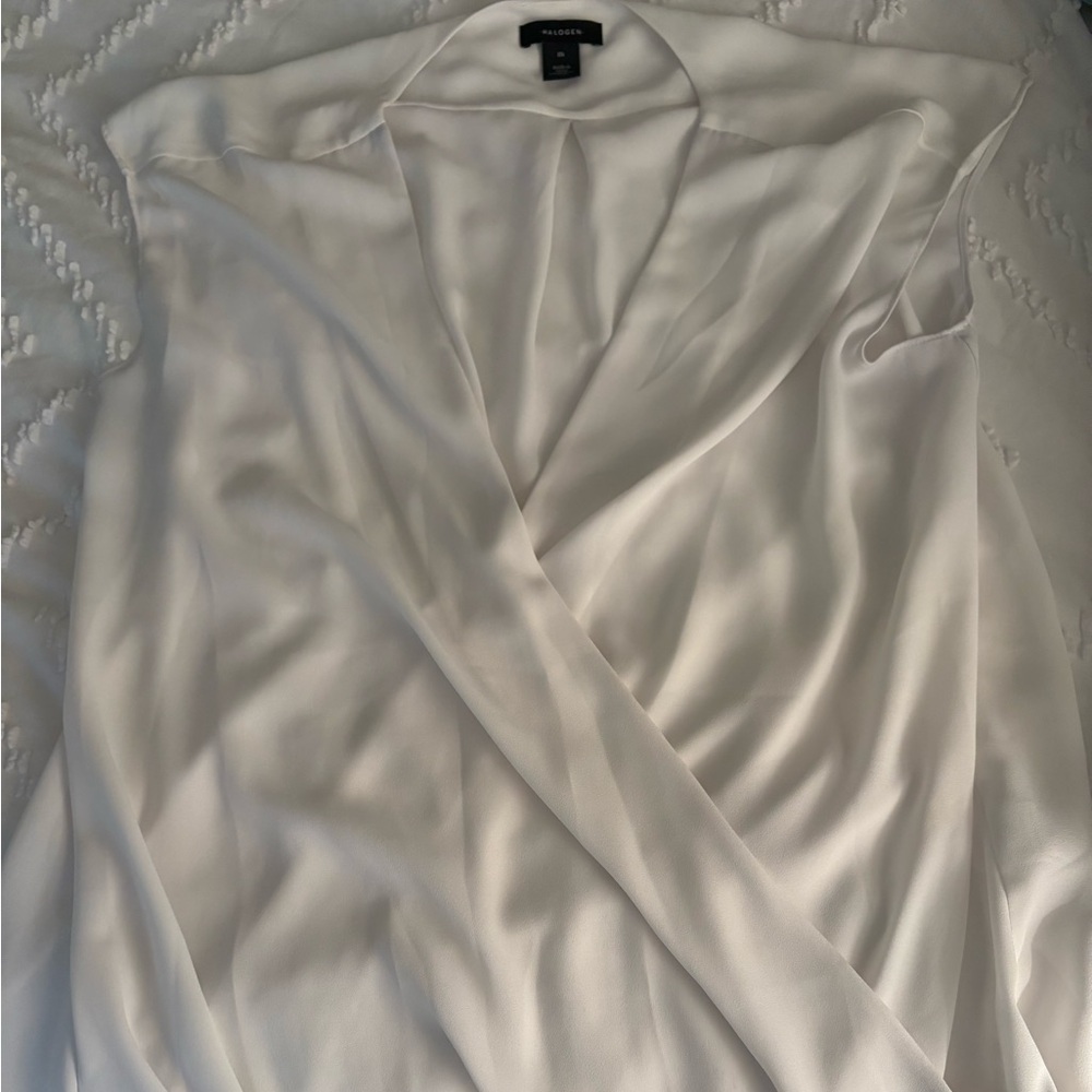 Like new sleeveless Halogen blouse